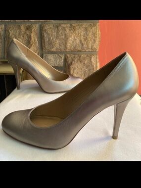 NWOT Stuart Weitzman metallic gold round toe heels sz 9M
